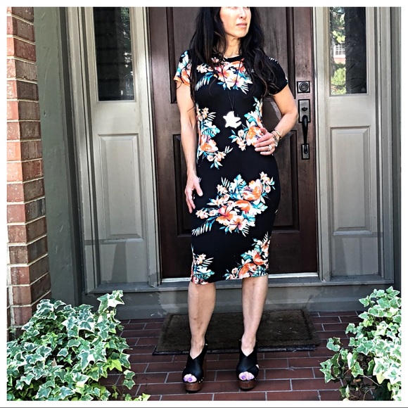 ✨LAST ONE ✨Black Floral midi dress - Picture 2 of 8